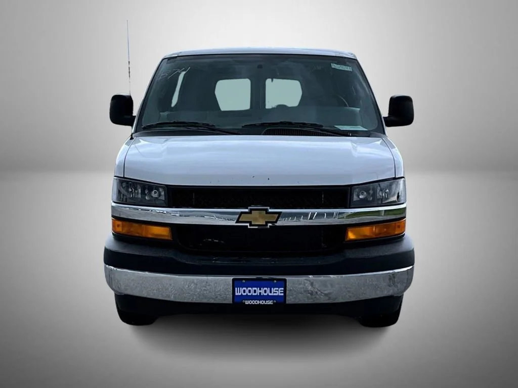 New 2026 Summit White Chevrolet 1WT image 2
