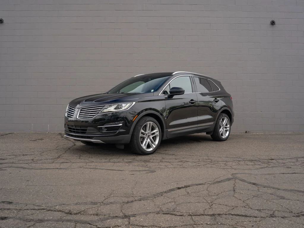 Used 2017 Black Lincoln Reserve image 1