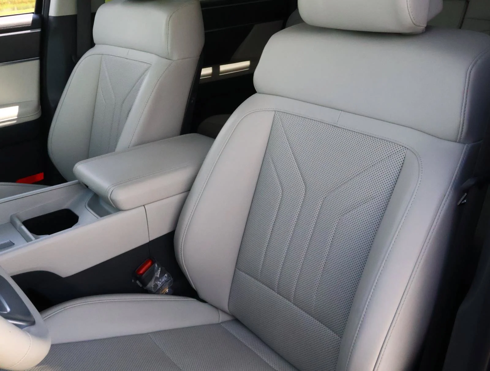 Used 2025 Phantom Black Hyundai SEL image 12