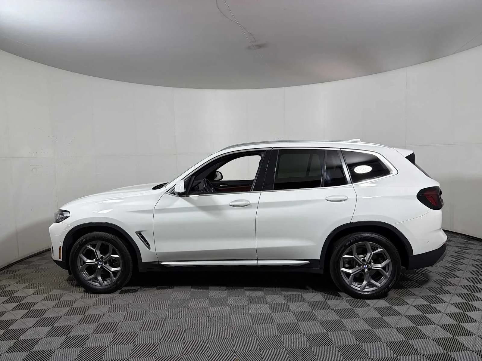 Used 2024 Alpine White BMW xDrive30i image 4