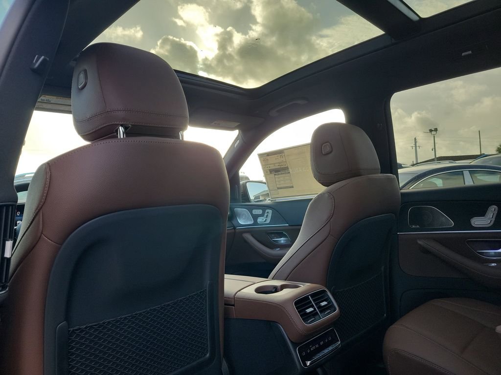 New 2026 MANUFAKTUR Ireland Mid Green Metallic Mercedes-Benz GLS 450 image 15