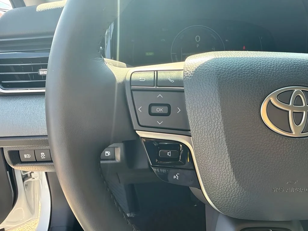 Used 2025 White Toyota LE image 17