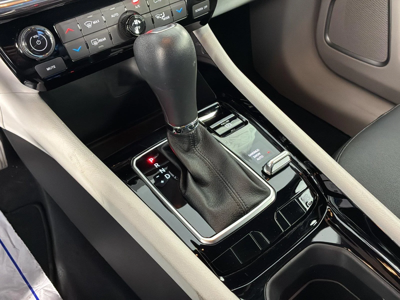Used 2023 Laser Blue Pearlcoat Jeep Limited image 25