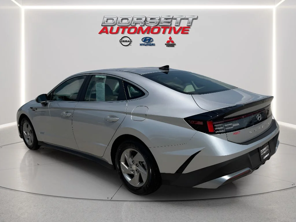 Used 2025 Aero Silver Hyundai SE image 8