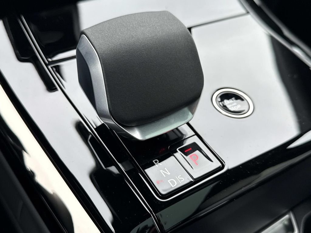 New 2026 Charente Grey Land Rover Dynamic SE image 5