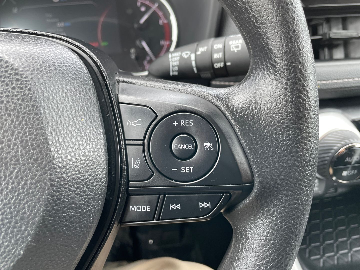 2025 Toyota RAV4 XLE - Photo 25