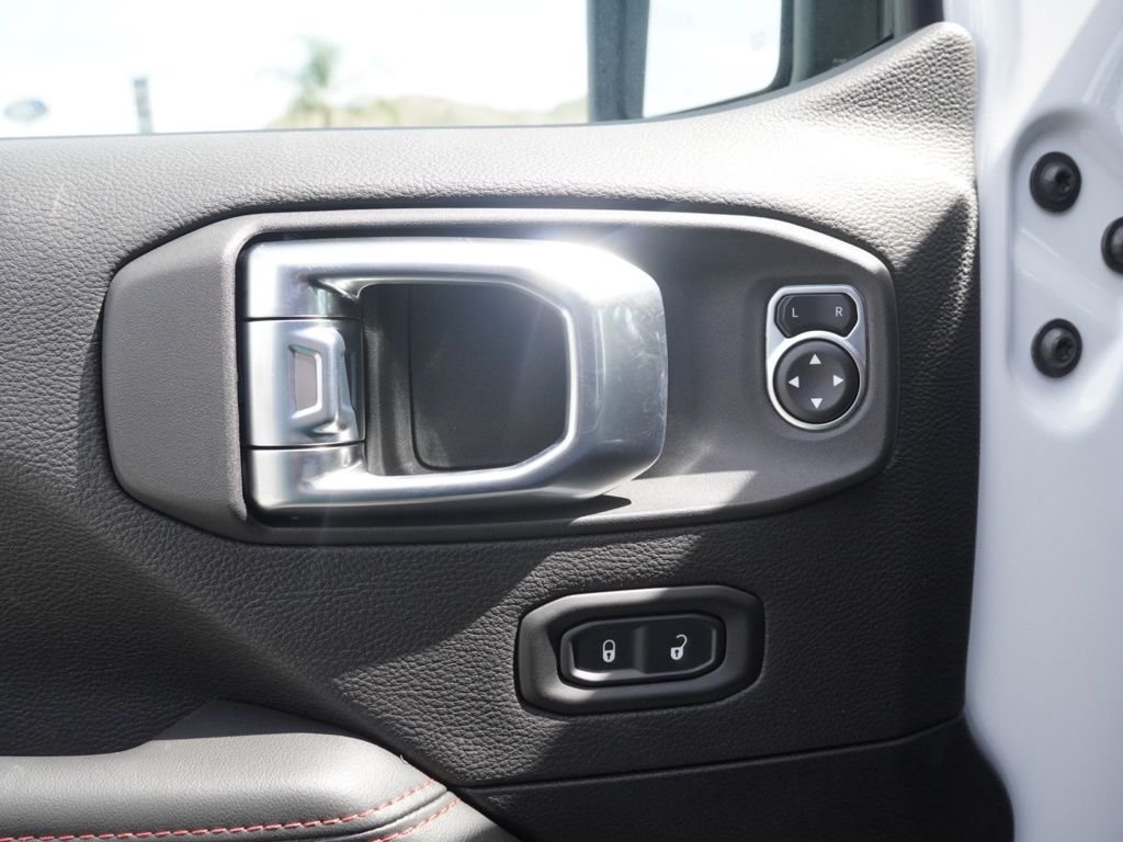 New 2026 Bright White Clear-Coat Exterior Paint Jeep Rubicon image 10