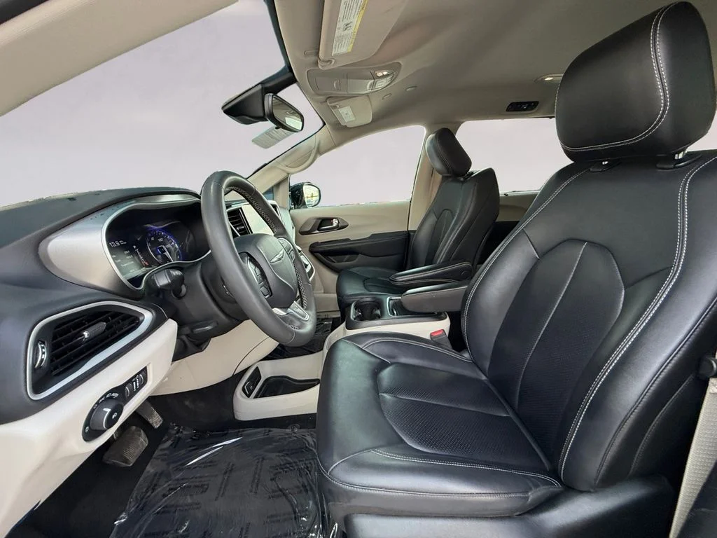 Used 2024 White Chrysler Touring L image 10