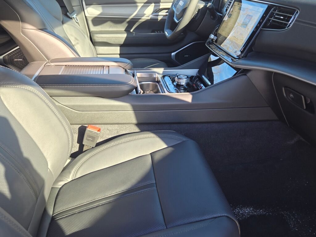 New 2026 Silver-Zynith Exterior Paint Jeep Limited Altitude image 7