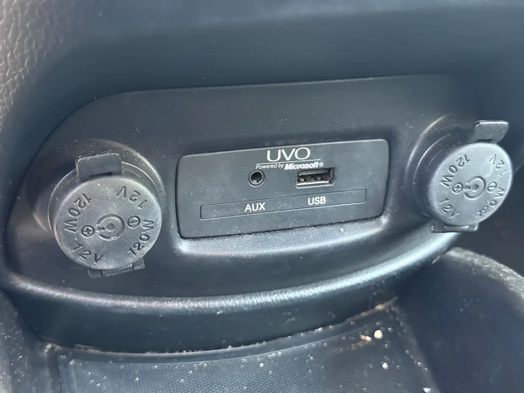 Used 2012 Clear White Kia Plus image 27