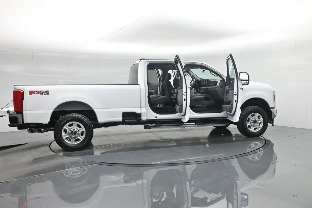 New 2026 Oxford White Ford XLT image 4