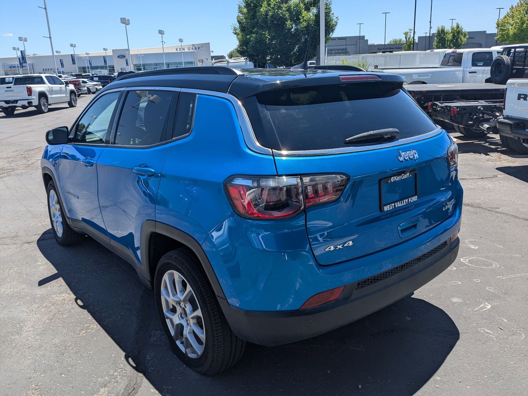 Used 2025 Hydro Blue Pearlcoat Jeep Limited image 5