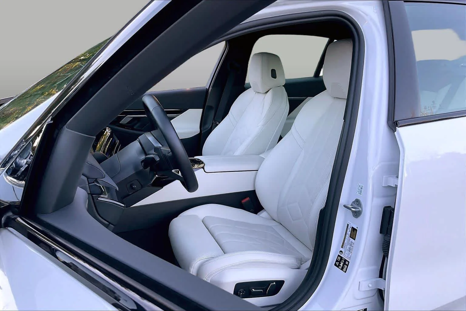 New 2026 Mineral White Metallic BMW 530i xDrive image 9