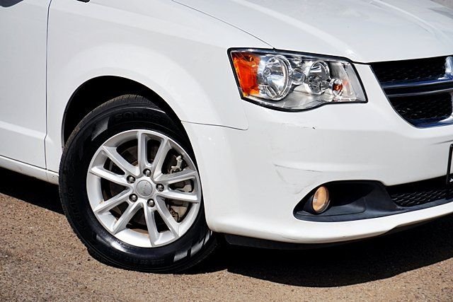 Used 2018 White Dodge SXT image 3