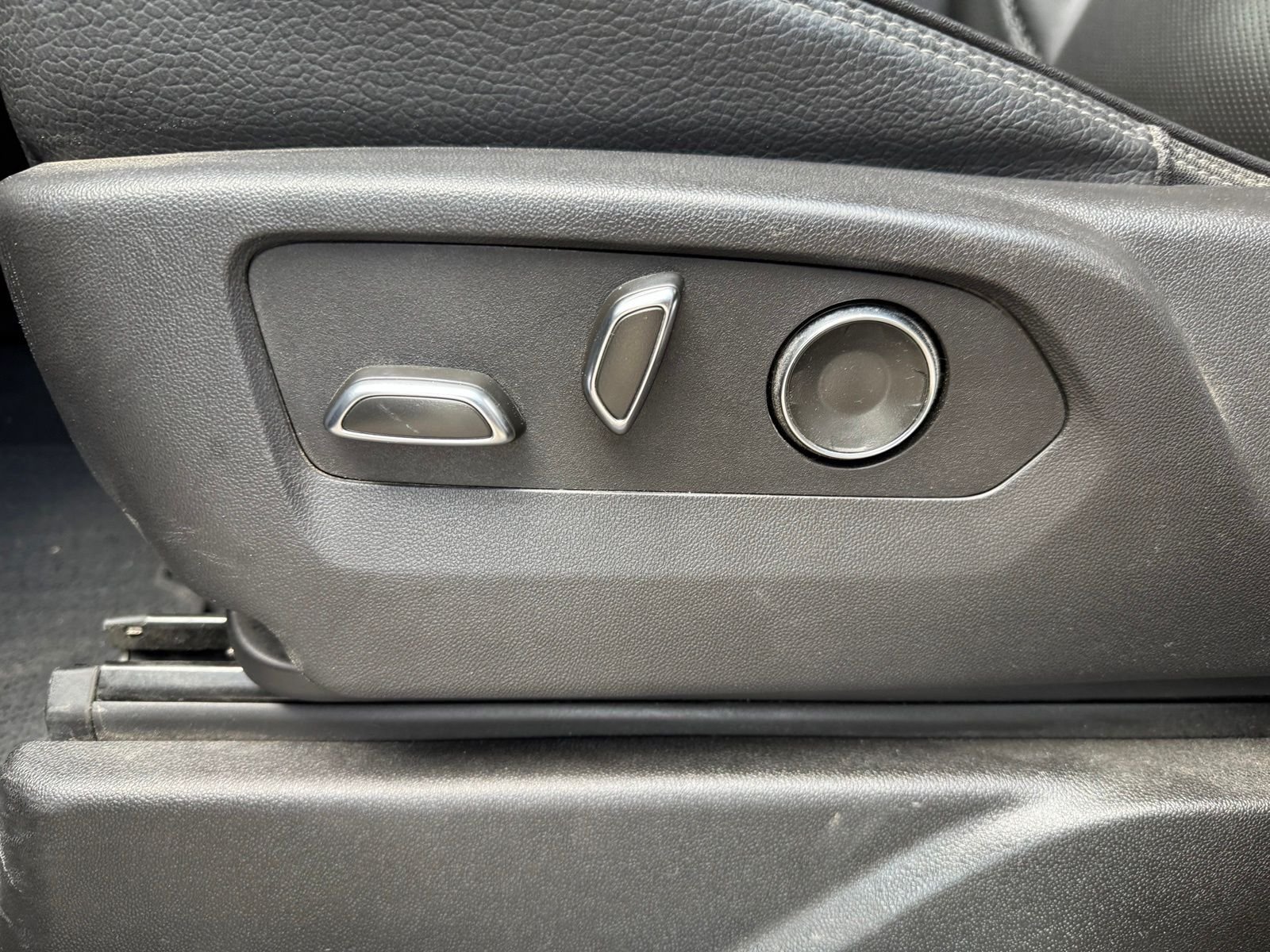 Used 2025 Silver GMC Denali image 10
