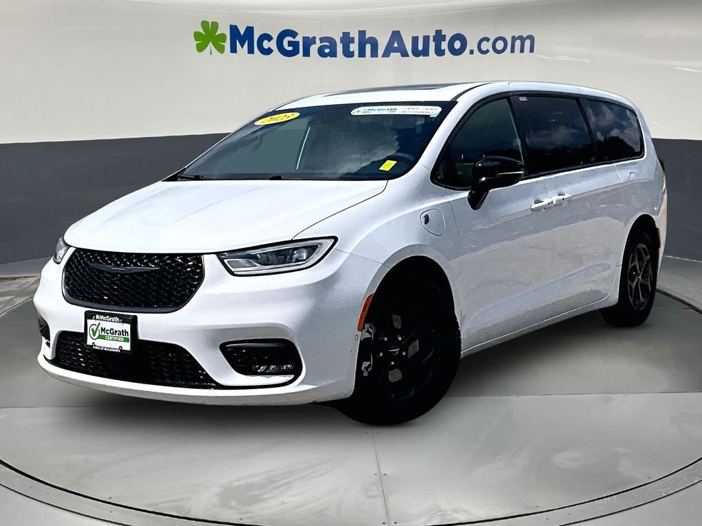 Used 2023 White Chrysler Limited image 3