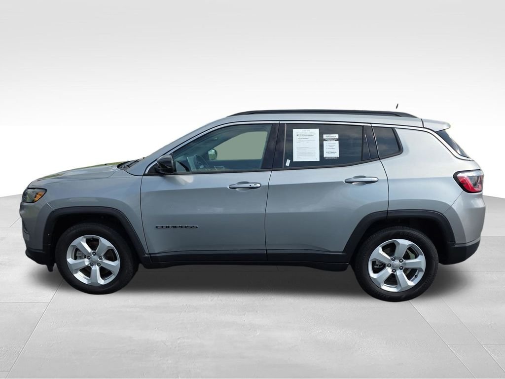 Used 2022 Silver Jeep Latitude image 3