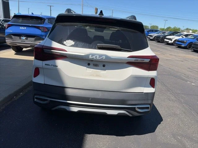 Used 2022 White Kia Nightfall image 9