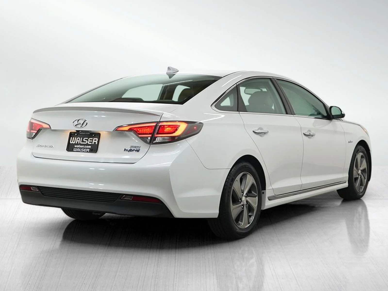 Used 2017 Hyper White Hyundai  image 5