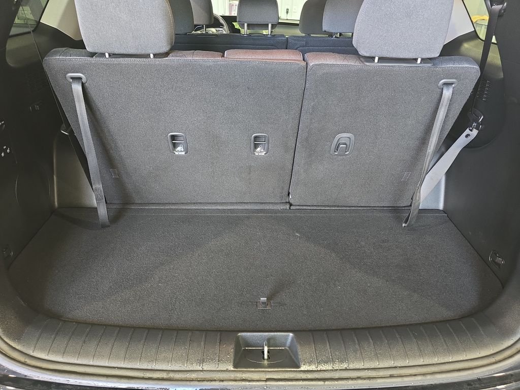 Used 2022 Black Hyundai SE image 9