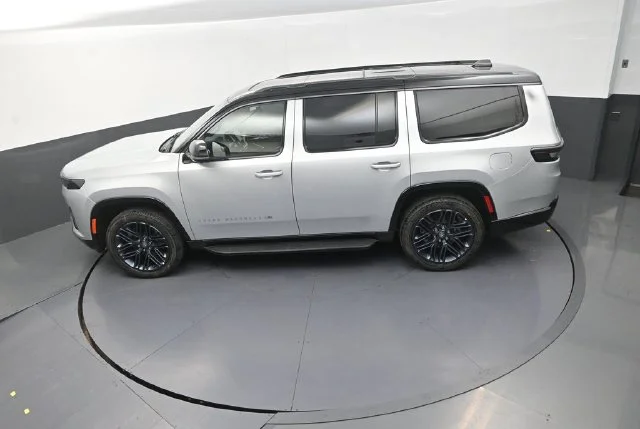 New 2026 Silver-Zynith Exterior Paint Jeep 85th Anniversary Edition image 13