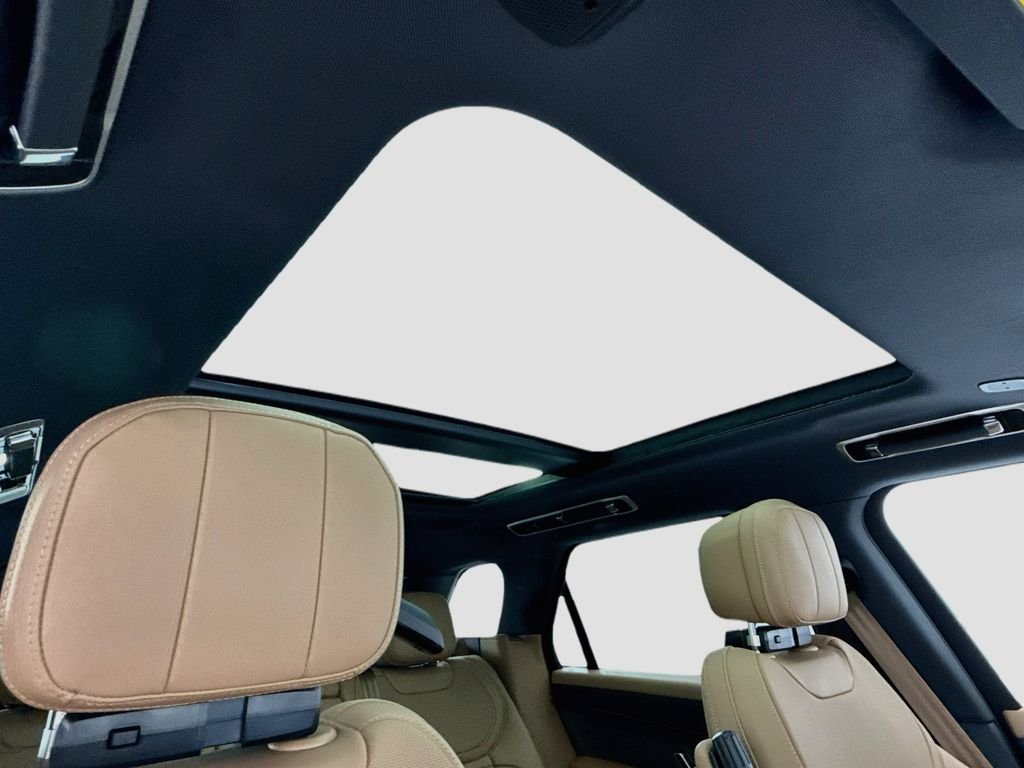 New 2026 Fuji White Land Rover SE image 18