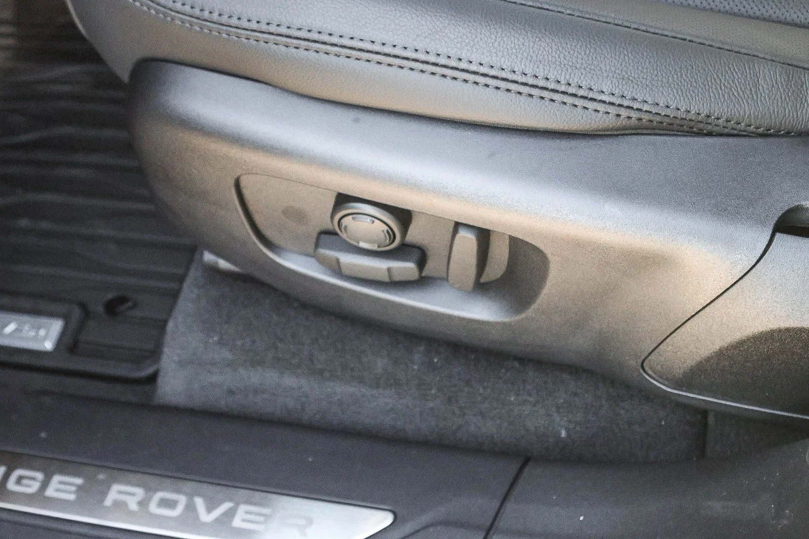 New 2026 Fuji White Land Rover S image 29