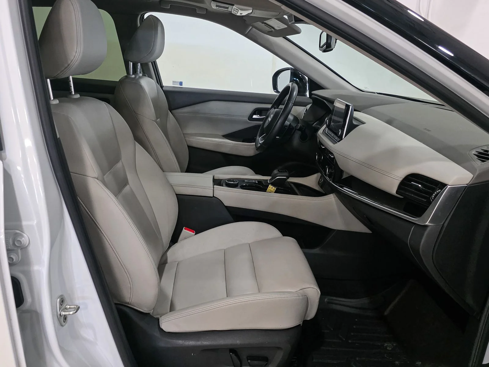 Used 2023 White Nissan SL image 21
