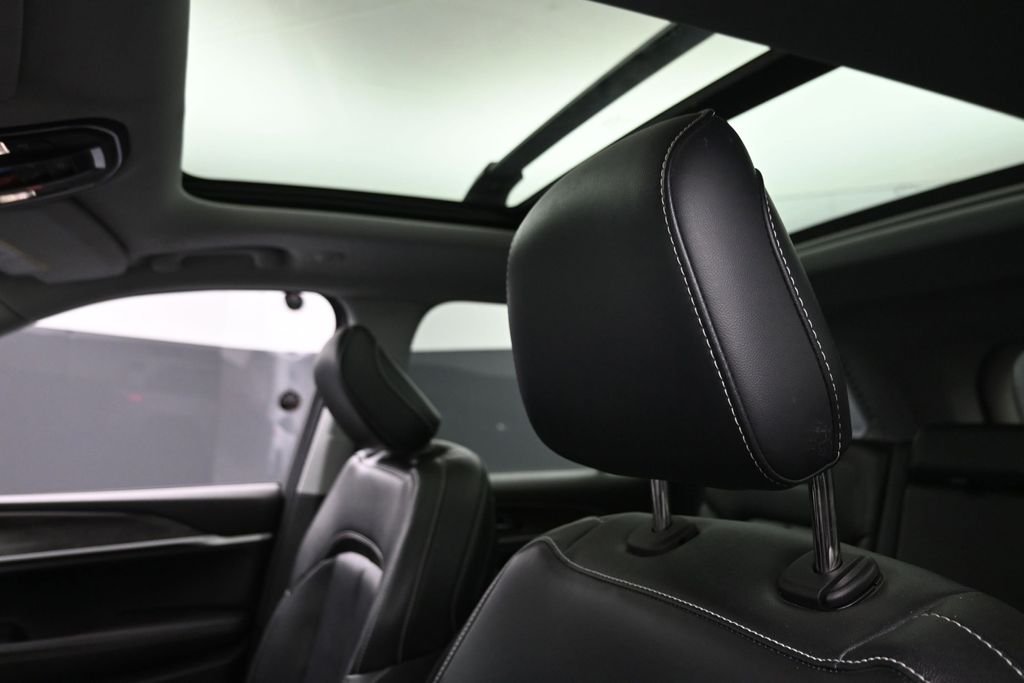 Used 2022 White Jeep 4xe image 17