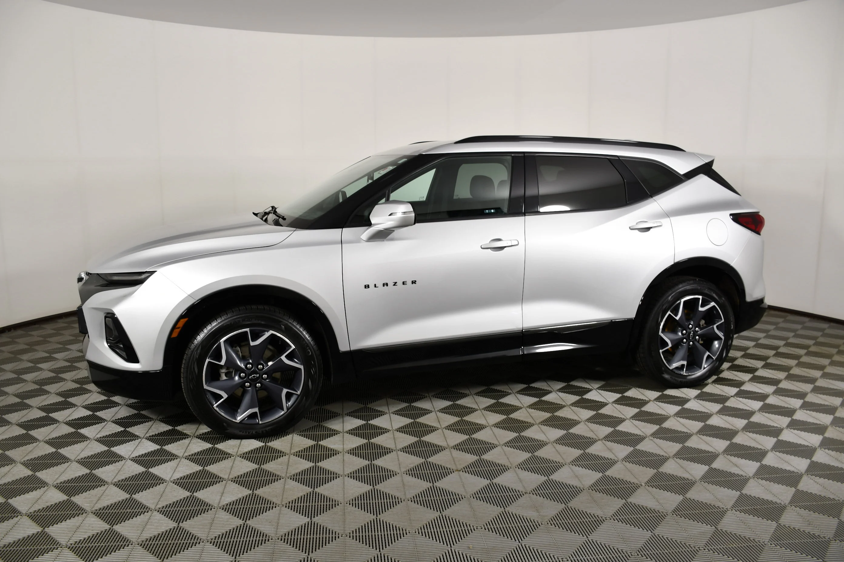 Used 2022 Silver Ice Metallic Chevrolet RS image 9