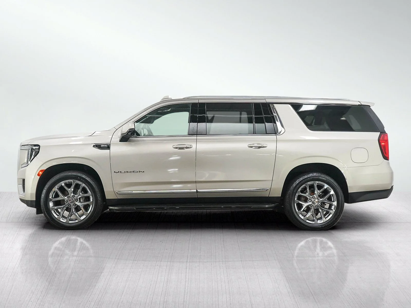 Used 2021 GMC Yukon XL SLT with VIN 1GKS2GKD0MR453388 for sale in Bloomington, Minnesota