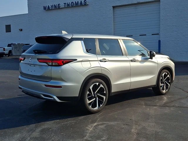 Used 2022  Mitsubishi  image 6