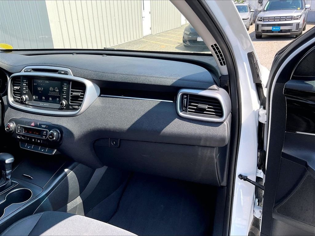 Used 2019 White Kia LX image 13