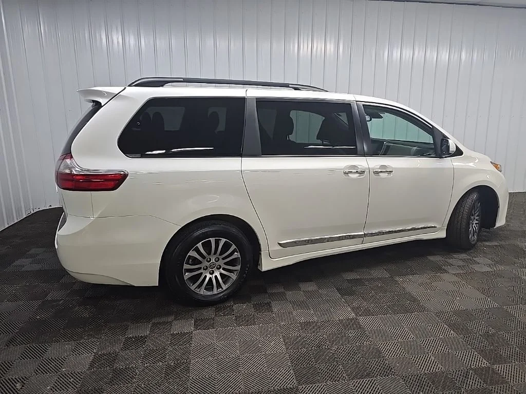 Used 2020 White Toyota XLE image 3