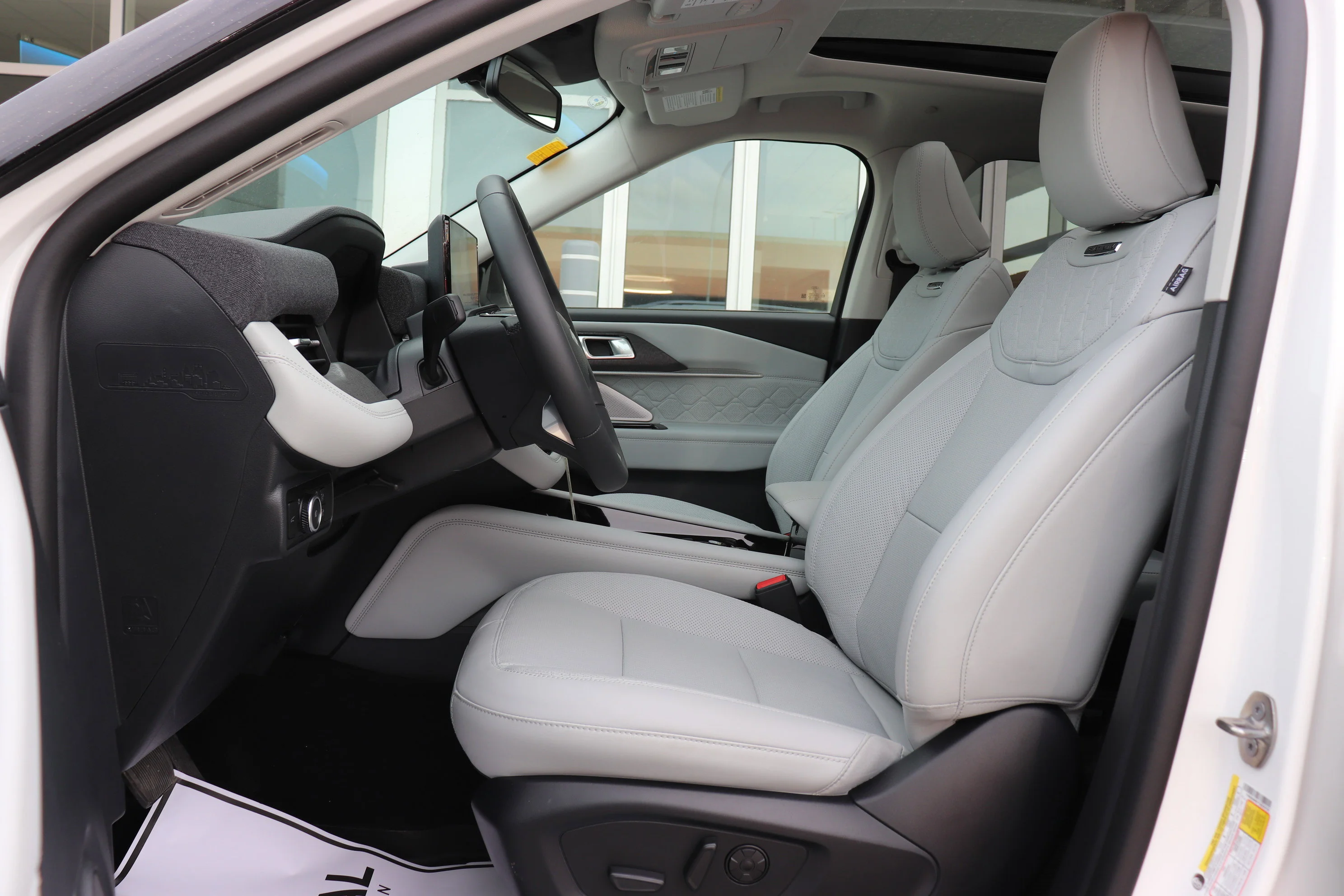 New 2026 STAR WHITE MET TRI-COAT Ford Platinum image 10