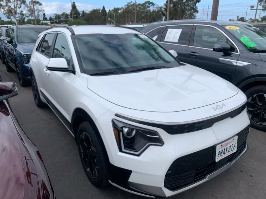 Certified Used 2024 Snow White Pearl Kia Wind image 4