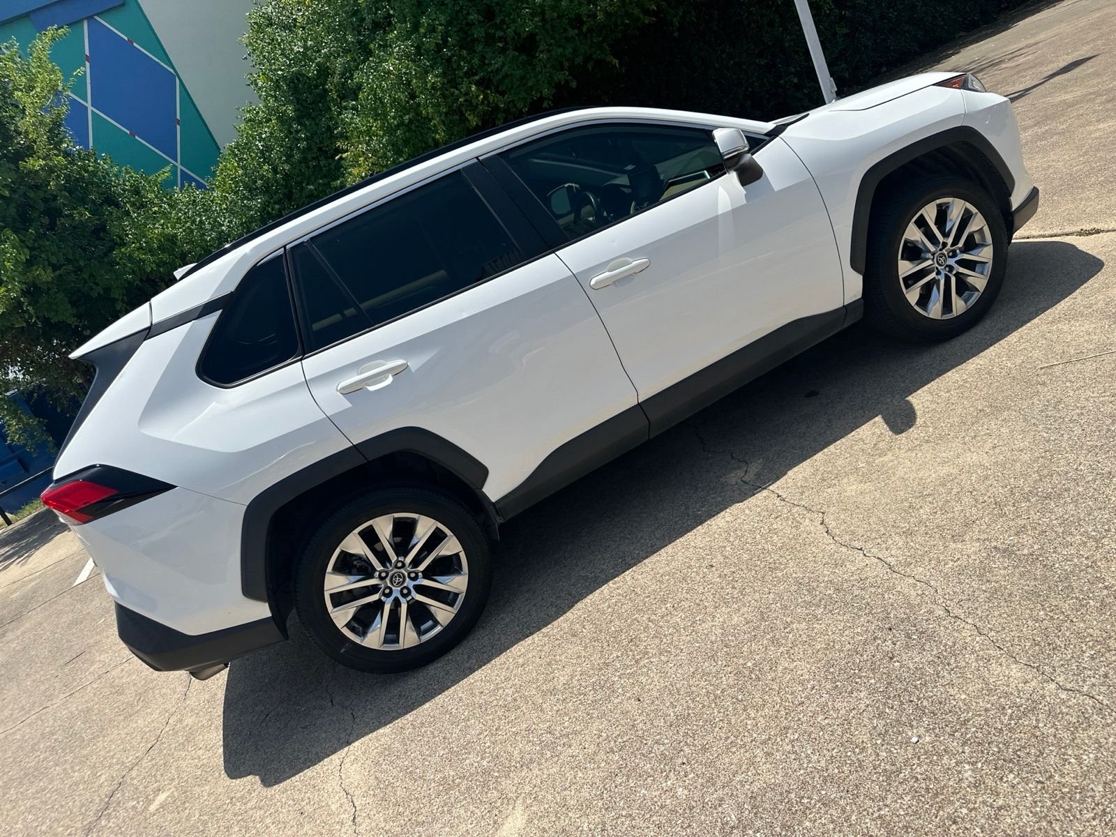 Used 2020 Super White Toyota XLE Premium image 5