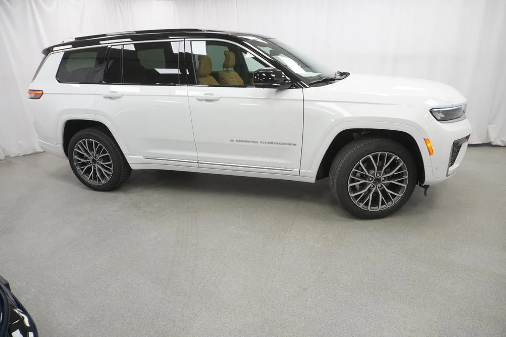 New 2026 Bright White Clear-Coat Exterior Paint Jeep Summit image 9