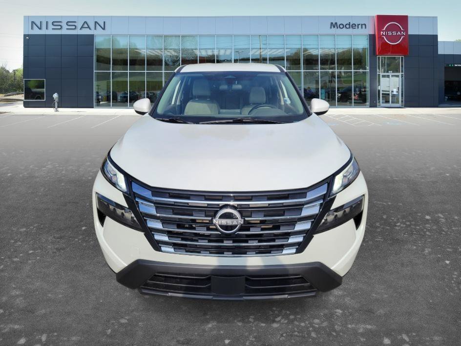 Used 2025 Everest White Pearl Nissan SV image 2