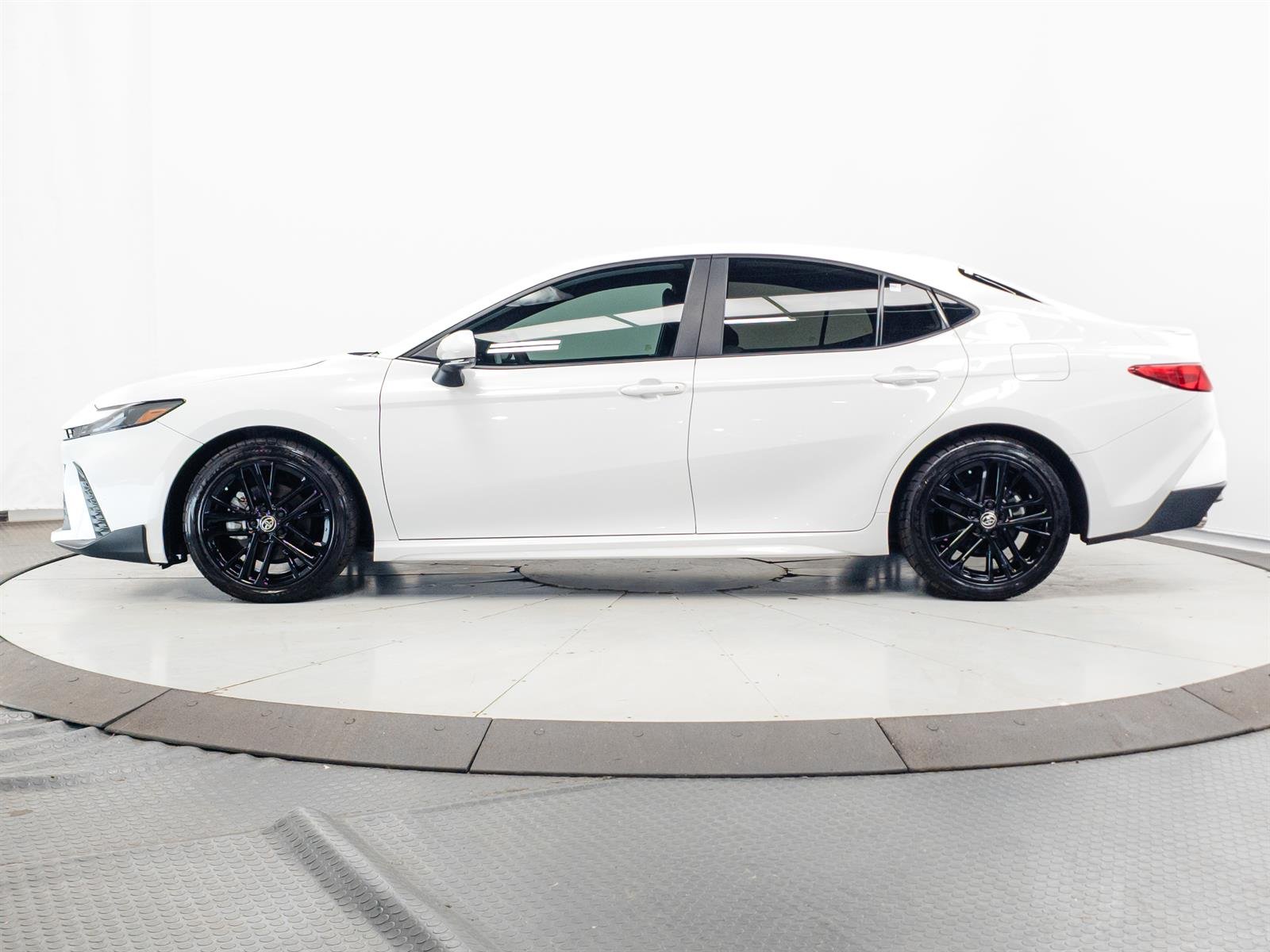 2025 Toyota Camry SE - Photo 7
