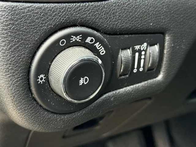 Used 2019 Black Jeep Latitude Plus image 27