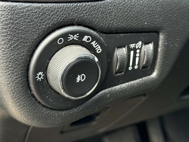 Used 2019 Black Jeep Latitude Plus image 27