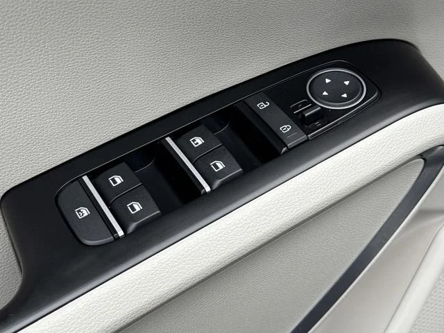 Used 2022 White Kia EX image 27
