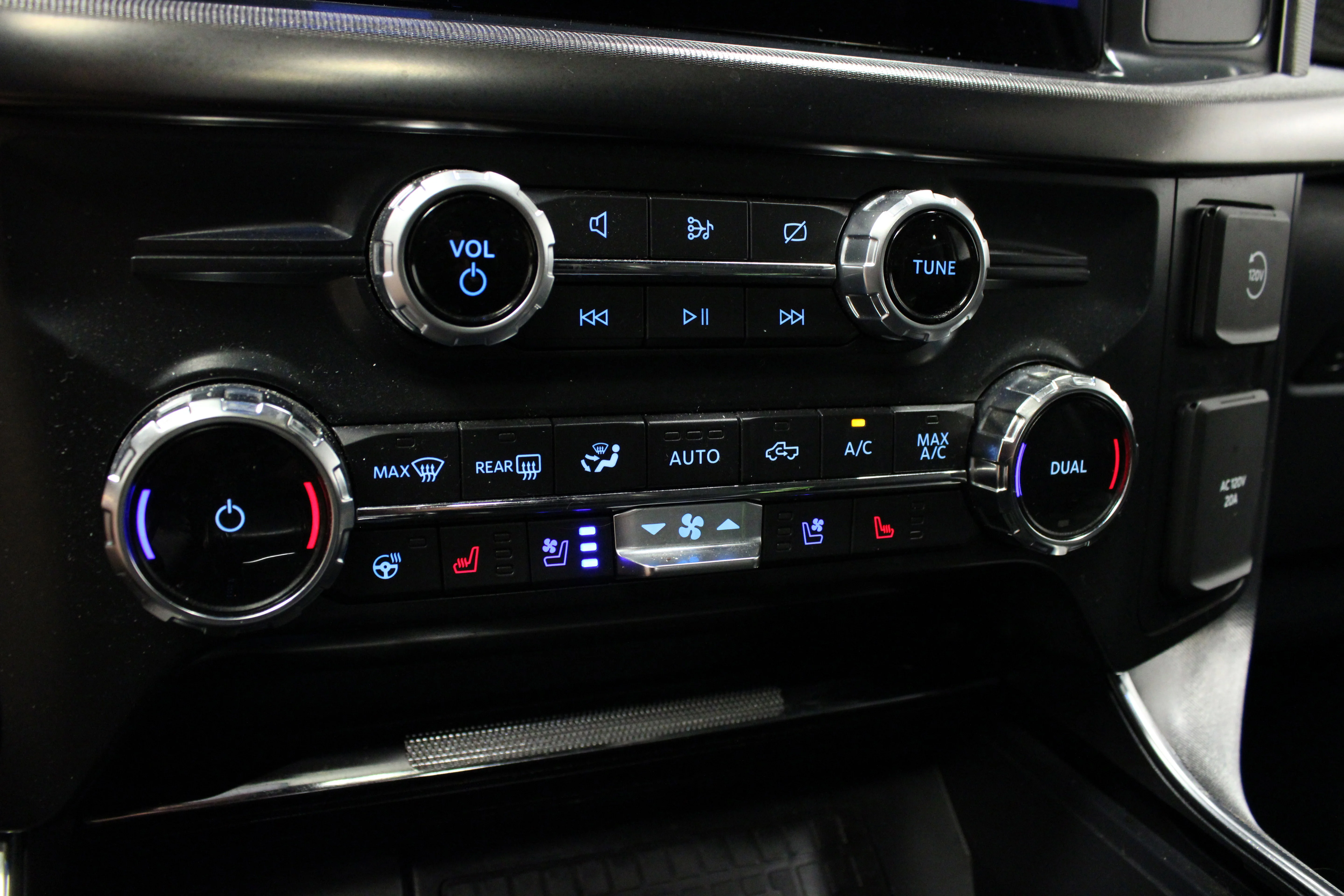 Used 2022 Star White Metallic Tri-Coat Ford Platinum image 27
