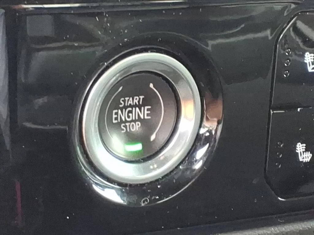 Used 2023 DYNAMIC BLUE METALLIC GMC Elevation image 12