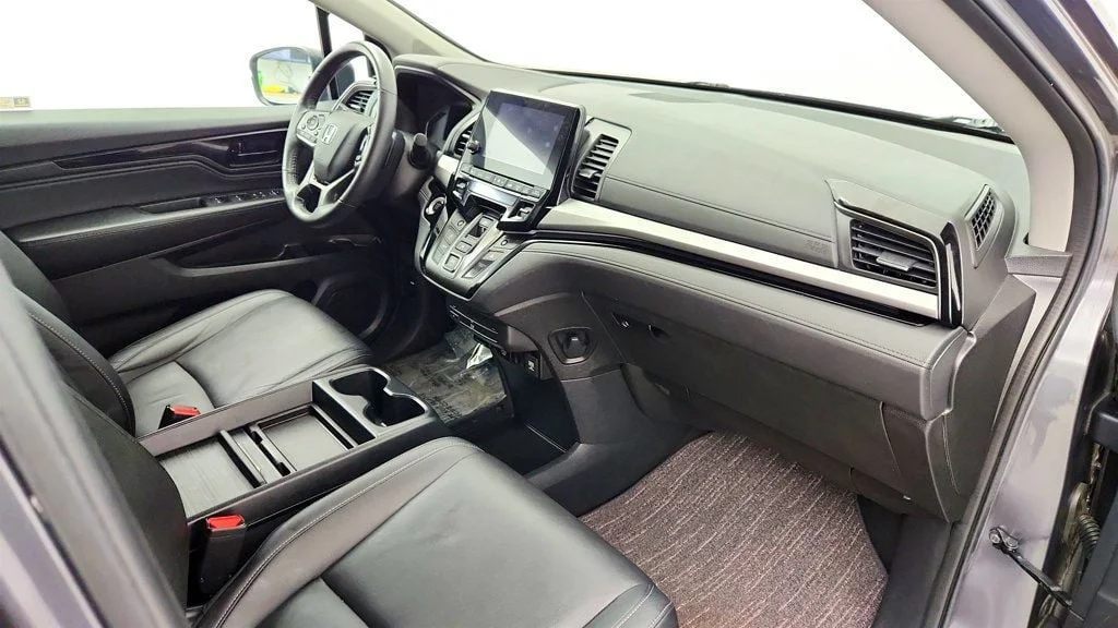 Used 2023 Modern Steel Metallic Honda Touring Automatic w/ Rear Entertainment System & Navigation image 29