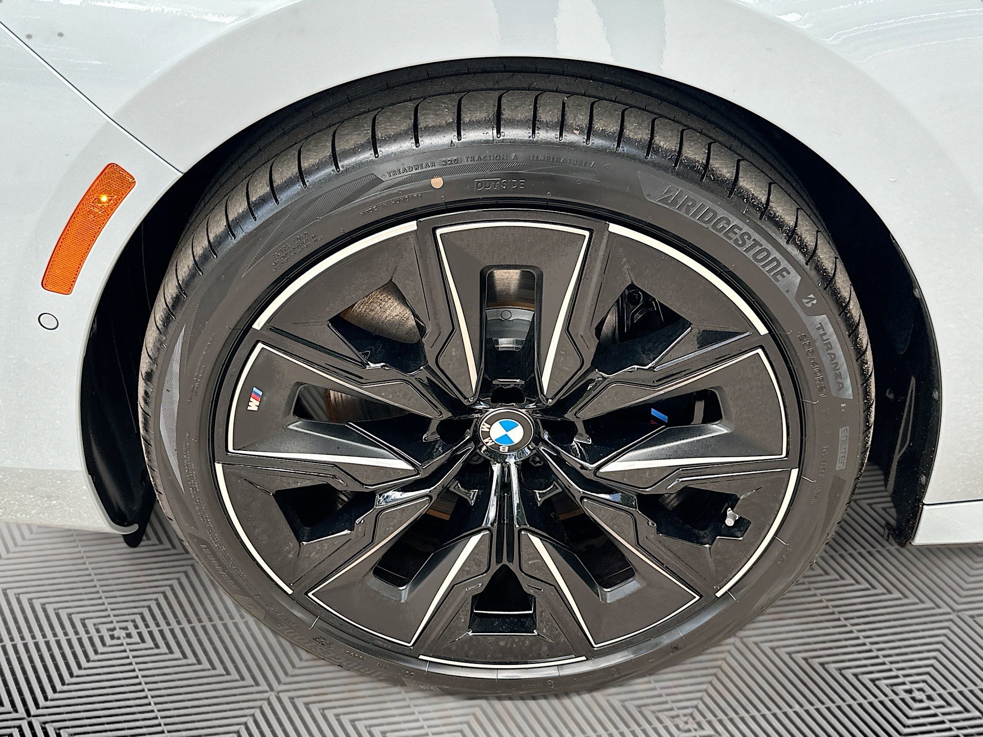 2025 BMW i7 60 - Photo 28