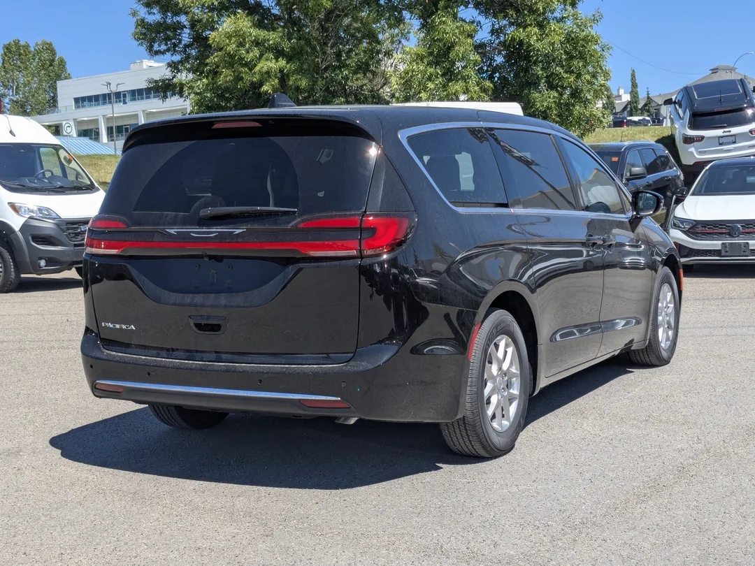 New 2027 Black Chrysler Select - - FWD - Stow n Go Seating - Adaptive Cruise - Blind-Spot - Apple CarPlay & More! image 8