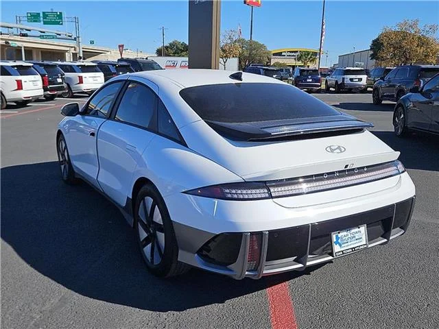 New 2025 Serenity White Hyundai SE image 3