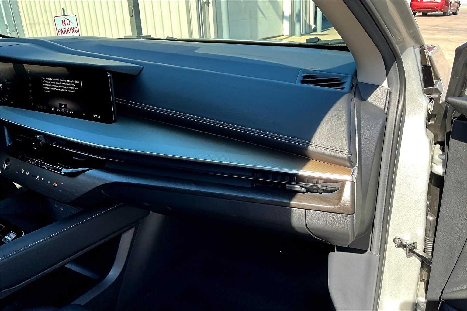 Used 2025 Brilliant Silver Metallic Nissan SL image 17
